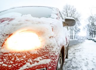 4 tips om veilig te rijden nu het vroeger donker wordt auto in de sneeuw