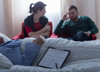 Hulp van een erfrechtadvocaat bij de afwikkeling van een nalatenschap man en vrouw bij bed ouders