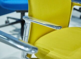 Hoe richt je een nieuwe werkruimte in? gele bureaustoel