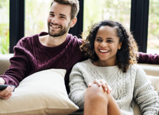 Volledig thuis kunnen ontspannen koppel dat serie aan het kijken is