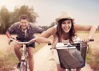 3 redenen om direct vaker de fiets te pakken jong stel blij op de fiets