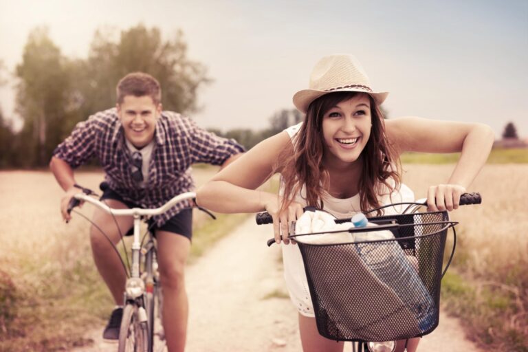 jong stel blij op de fiets