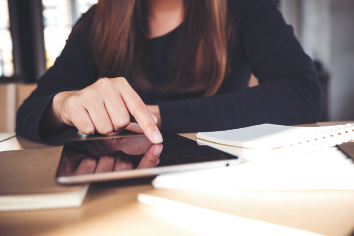 Vrouw wijst met vinger naar tablet