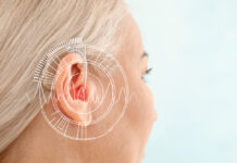 De kracht van moderne hoortoestellen Vrouw met hoortoestel