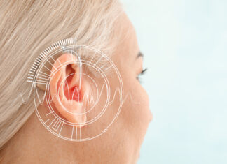 De kracht van moderne hoortoestellen Vrouw met hoortoestel