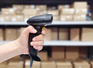 Nooit meer fouten bij voorraadbeheer? Ontdek de kracht van barcodescanners Iemand houdt barcode scanner in hand voor stelling met dozen