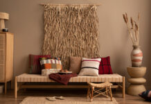 5 tips om de New Mediterranean-stijl in huis te halen Mediterraans interieur met een bankje met kussens en accesoires